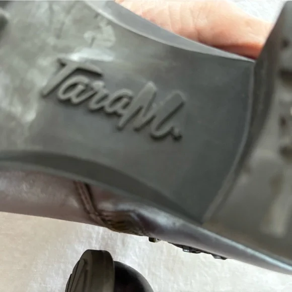 Tara M. Women size 8 1/2 leather shooties/ short booties - Picture 6 of 10